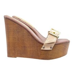 Women's clogs with wedge Brown wood effect base Beige patent leather band with adjustable strap Comfortable padded insole Wedge height 13 cm and plateau 4 cm Stable and comfortable made entirely in Italy Craftsmanship. Manufactured by Kiara Shoes BEFORE COMPLETING YOUR PURCHASE DO NOT FORGET TO CHECK THE SIZE! Chic Wedge Heel Clogs With Buckle Closure, Patent Leather Wedge Sandals With Round Toe And Platform, Luxury Wedge Sandals With Buckle Closure, Beige Wedge Sandals With Branded Heel Counter, Beige Wedge Sandals With Wooden Heel, Beige High Heel Platform Clogs, Patent Leather Platform Wedge Sandals Open Toe, Beige Wedge Sandals With Wooden Heel And Round Toe, Beige Wooden Heel Wedge Sandals With Round Toe