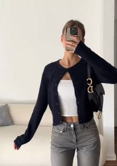 Square Figure Outfits, Basic Clothes Outfits, Old Navy Women Outfits, Navy Cardigan Outfit Aesthetic, Outfit Ideas No Jeans, Chic University Outfit, Outfit Ideas Brunette, Outfit Fall Ideas, Uni Girl Outfit