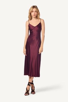 With its luxurious 100% silk fabric and stunning silhouette, the Taylor Midi Silk Slip Dress in Bordeaux is a true showstopper. The sleek, figure-skimming design offers an effortlessly elegant look, perfect for any occasion. Whether styled for a special event or a casual evening out, the Taylor Dress brings a touch of timeless sophistication to your wardrobe. It’s no surprise that compliments always follow when you're wearing this elegant slip dress. 100% Silk Model is wearing X-Small Height - 5 Plum Slip Dress, Elegant Slip Dress, Cable Knit Dress, Bordeaux Color, Summer Sweaters, Casual Evening, Taylor Dress, Sweater Collection, Silk Slip Dress