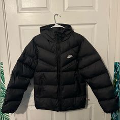 Brand New Puffer Jacket Puffer Jacket Street Style, Nike Coats, Black Puffer Jacket Outfit, Chelsea Fc Players, Puffer Outfit, Nike Puffer Jacket, Nike Clothes Mens, Nike Collection, Nike Puffer