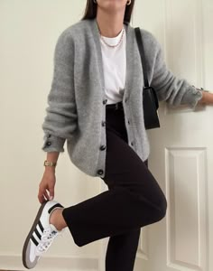 Outfits With Grey Cardigan, Looks Adidas, Adidas Samba Outfit, Chique Outfit, Samba Outfit