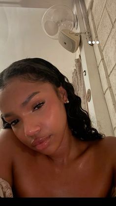 Brown Glass Skin, Brownskin Baddie, Natural Beauty Aesthetic, Pretty Dark Skin, Skin Booster, Bare Face, Girl Inspiration