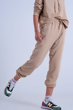 Q2 Pants Adjustable Waistband Joggers in Beige How To Hem Pants, Style Sport, Sweatshirt Fabric, High Rise Mom Jeans, Adjustable Waistband, Trendy Clothes For Women, Sweatshirt Dress, Corduroy Pants, Oversized Shirt