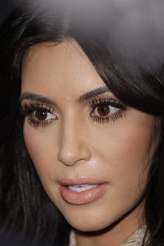 Kim Kardashian Lashes Eyelashes, Kim Kardashian Old Photos, Kim 2000s, Kim K Lashes, White Teeth Aesthetic, Kim Kardashian Without Makeup, Kardashian 2000s, Dark Brown Natural Hair, Kim Kardashian 2000's