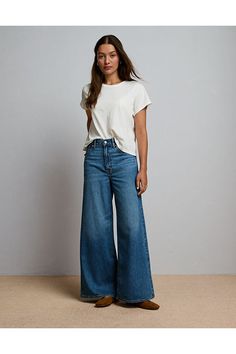 Cut in a mid-weight loosely woven denim/Sustainable, low-impact wash for an authentic vintage look & feel Style For Moms Over 40, Stylish Clothes For Women In Their 40s, American Eagle Wide Leg Jeans, Wide Leg Jeans Levis, 2025 Women’s Fashion, Wide Leg Jeans With Sandals, Baggy Jeans For Petite Women, Women’s Baggy Jeans, Washed Blue Flare Jeans With Pockets For Everyday