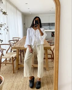 Reversal Dinner Outfit Guest, Euro Street Style, Flowy Style, Airy Outfits, Monikh Dale, Church Outfits Aesthetic, Minimal Boho Fashion, Italian Style Outfit, Summer Neutral Outfits