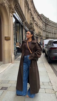 Long Brown Coat Outfit, Trench Coat Winter Outfit, Detective Coat, Brown Coat Outfit, Coat Winter Outfit, Trench Coat Winter, Coat Outfit Casual, Hijab Fits, Winter Coat Outfits