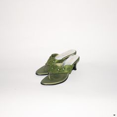 "Vintage 90s leather heel shoes in dark green   Size : UK 3, EUR 36, Length : 24 cm / 9.5\". Material : Polyester."