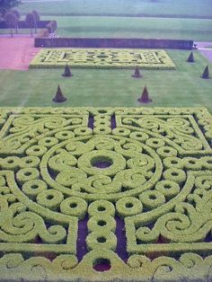 an elaborate garden design in the middle of a field