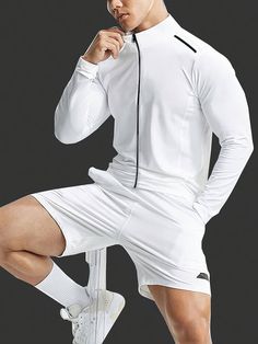 Esta chaqueta deportiva ajustada con cremallera es perfecta para hombres que buscan un equilibrio entre estilo y funcionalidad en su atuendo de entrenamiento. Diseñada para ofrecer un ajuste cómodo y ceñido, esta chaqueta está fabricada con un tejido elástico que permite libertad de movimiento durante el ejercicio.  Su diseño moderno y aerodinámico es ideal para actividades como correr, entrenar en el gimnasio o hacer senderismo, brindando una excelente protección contra el frío sin comprometer la comodidad. La chaqueta cuenta con tecnología de secado rápido, lo que significa que podrás mantenerte seco y cómodo, incluso durante sesiones de ejercicio intensas. Active Wear Men, Mens Activewear Fashion, Sports Wear Fashion, Men Activewear, Sportswear Design, Athleisure Men