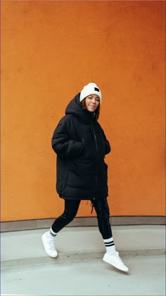 sporty outfit, streetstyle outfit, puffer jacket, black puffer jacket, winter look, winter fashion trend, orange background, acne beanie, outfit inspo, outfit ideen, women streetstyle look, outfit inspiration, fashion blogger, streetstyle blogger, german fashion blogger, bloggerstyle, all black outfit, woman style, Winter 2021 Aritzia Superpuff Long Outfit, Winter Trainers Outfit, Beanie Looks Street Styles, Beanie Women Outfit, Winter Outfits Cold Aesthetic, German Winter Outfits, Orange Beanie Outfit, Berlin Winter Outfits, Acne Beanie