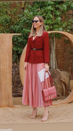 Pleated Skirt With Blazer, Outfits Winter Comfy, Red Pleated Skirt Outfit, Comfy Outfits Fall, Fall Skirt Outfits With Boots, Winter Outfits With Skirts, Winter Comfy Outfits, Autumn Date Night, Runway Streetwear