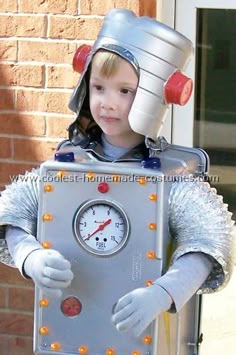 Robot costume made from plastic container, halloween lights, dryer venting, bleach bottle and solo cups (for helmet) Space Costumes, Diy Halloween Costumes For Kids