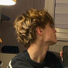 Blonde Hair Boy, Brown Hair Men, Blonde Wavy Hair, Mullet Haircut, Dark Roots Blonde Hair, Aesthetic Books, Hair Inspiration Short