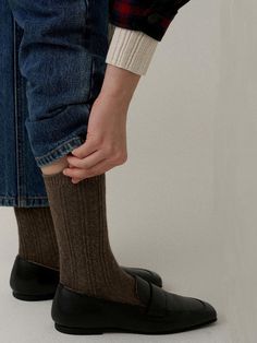 Composition : 73% Wool, 18% Polyester, 9% PolyurethaneColor : White, melange grey, melange brownCountry of Origin : Republic of Korea Little Women Winter, Outfits Wardrobe, Wool Tights, Skirt Wool, Cozy Socks, Long Socks, Little Women, Deep Colors, Knit Pattern