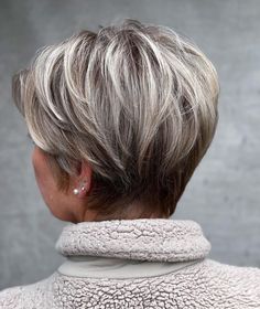 Tweekleurige schokkerige ondersnijding Pixie Curling Thick Hair, Stacked Haircuts, Short Choppy Haircuts, Choppy Haircuts, Textured Haircut, Short Shag Hairstyles, Hair Adviser