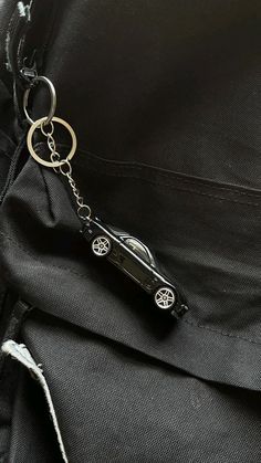 Hot Wheels Keychain Diy, Key Chains Aesthetic, Lanyards Diy, Car Keychain Ideas, Keychain Aesthetic, Cool Keychains, Keychain Black, Car Keychain, Mens Accessories Fashion