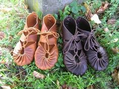 Celtic leather shoes vegetable tanning - On Order. $76.00, via Etsy. Viking Ritual, Brown Fairy, Armor Ideas, Fairy Shoes, Handmade Leather Shoes, Shoe Inspiration, Barefoot Shoes, Diy Shoes, Virtual Closet