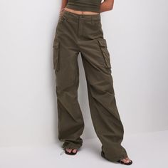 Good American Olive Green Colored Baggy Cargo Pants. Oversized Fit Baggy Full-length Utility Parachute Pants, Oversized Wide Leg Utility Pants, Baggy Wide Leg Parachute Pants With Side Pockets, Baggy Wide-leg Parachute Pants With Side Pockets, Baggy Wide-leg Utility Pants, Loosely Fitted Wide-leg Cargo Jeans, Oversized Wide Leg Utility Bottoms, Utility Oversized Wide Leg Bottoms, Utility Baggy Straight Leg Parachute Pants