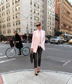 Light Pink Blazer Outfit, Summer Office Style, Beckham Outfit, Chic Business Attire, Pink Blazer Outfit, Office Fashion Summer, Work Outfits Business Casual, Blazers Outfits