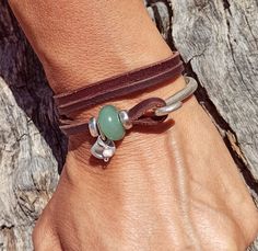 Pulsera de aventurina para mujer, pulsera boho, pulsera de cuero, pulsera de cuero para mujer, joyería boho, joyería boho, pulsera de mujer pertenece a la joyería boho, así como a la joyería boho o joyería hippie cuidadosamente diseñada y fabricada por EndiaDesign. Esta preciosa pulsera de plata está hecha de cuero genuino, una perla, una piedra preciosa aventurina (amatista, cuarzo rosa u gemas ojo de tigre) y piezas de metal zamak, todas ellas en baño de plata de 8 micras de ley. Puedes usar e Adjustable Bohemian Cuff Bracelet With Leather Strap, Adjustable Leather Strap Bohemian Cuff Bracelet, Adjustable Bohemian Jewelry With Leather Strap, Hand Wrapped Bohemian Beaded Bracelets, Hand-wrapped Bohemian Beaded Bracelets, Trendy Leather Jewelry For Festivals, Trendy Leather Festival Jewelry, Bohemian Brown Leather Bracelet, Unique Adjustable Bracelet With Leather Strap