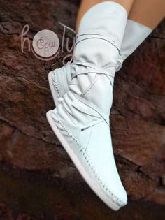 White Moccasins, Women Moccasins, Boots Wedding, Classic Black Boots, Wedding Shoe Ideas, Native American Moccasins, Hippie Sandals, Handmade Moccasins, Moccasin Pattern