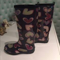 Heart Rain Boots Never Worn Rain Boots Aesthetic, Boots Aesthetic, Cute Rain Boots, Dream Shoes, Dream Clothes, Winter Rain, Venom, Stuff I Want, Rubber Rain Boots