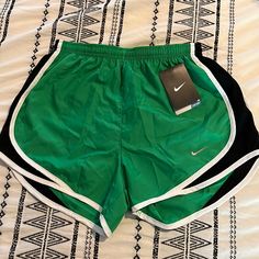 Nwt Nike Xs Dri-Fit Green And Black Running Shorts Pants Short, Clothing Winter, Body Smells, Baggy Clothes, Comfy Clothes, Workout Sets, Nike Green, Green Pants, Fashion Suits