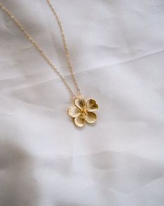 Bloom Gold Necklace – Wander + Lust Jewelry Luxury Gold Flower Necklace, Gold Necklace Flower, Gold Necklaces Aesthetic, Flower Gold Necklace, Golden Necklaces, Gold Flower Necklace, Preppy Jewelry, Pretty Jewelry Necklaces, Beautiful Gold Necklaces