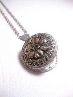 Silver Flower Locket The Locket: - Centered with a real flower in resin dome - Measures 32mm round (1.25 inches round) The connector and locket together hangs down approximately 2 inches from necklace chain. Chain: - Silver Plated - YOU CHOOSE YOUR CHAIN LENGTH FROM DROP DOWN MENU TOOL ☻☻ TO see MORE of our LOCKET NECKLACEs (while supplies last): https://www.etsy.com/shop/FashionCrashJewelry/search?search_query=locket&order=date_desc&view_type=gallery&ref=shop_search ☻ Link To My Ent Dragons Breath Fire Opal, Flower Necklace Silver, Flower In Resin, Resin Flower Jewelry, Jewelry Locket, Locket Necklaces, Custom Chain, Victorian Locket, Silver Flower Necklace