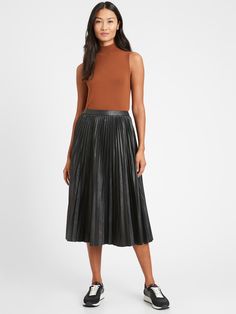 Skirts Over Pants, Chocolate Clothes, Sassy Dress, Midi Skirt Black, Leather Pleated Skirt, Leather Looks, Hair With Layers, Leather Midi Skirt, Ageless Style