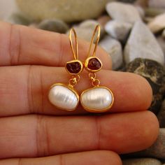 Stud Pearl Earrings, Bijoux Art Nouveau, Raw Ruby, Silver Pearl Earrings, Roman Art, Agate Earrings, Ruby Earrings, Ancient Jewelry