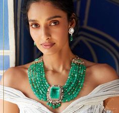 Emerald Green Onyx Long Kundan Rani Haar with earrings. Sabyasachi Inspired Necklace Set With Statement Stud Earrings. Onyx stones embellished Long Rani Hair Necklace with Kundan polki pendant embellished with high grade green mani stones and shell pearls. Comes together with chunky layerd Stones and kundan and polki finish embellished with emerald green mani onyx stones and high grade shell pearls again. A classic case of maximalism. It will go with everything and make your outfit super chic. P Hair Necklace, Jewelry Victorian, Kundan Necklace Set, Sabyasachi Jewellery, Bride Necklace, Polki Necklace, Kundan Necklace, Polki Jewellery, Pakistani Jewelry