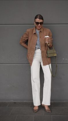 Outfit Pantalon Piel, French Style Wardrobe, Spring Summer Work Outfits, Outfit Viaje, Mum Outfits, Mom Style Fall, Neutral Winter Outfit, Suede Jacket Outfit, Winter Streetstyle