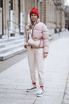 Pink Sneakers Outfit, Air Force 1 Outfit Woman, Preppy Mode, Sassy Outfit, Mum Fashion, Traje Casual, Street Style Outfit