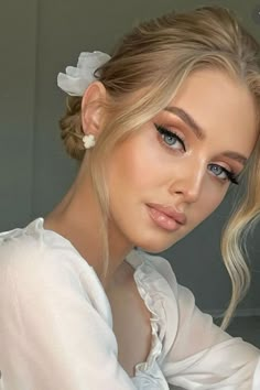 Blonde Hair and Beautiful Accessories Winged Eyeliner Natural Makeup, Bridal Makeup Blue Green Eyes, Makeup Blonde Hair Green Eyes, Taylor Swift Makeup Looks