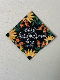 Graduation Cap Designs Simple Flowers, Grad Cap Sunflower, Graduation Cap Sunflower, Grad Cap Flowers Painted, Graduation Cap With Butterflies, Painted Graduation Cap Designs, Graduation Cap Designs Painted, Grad Cap Painting