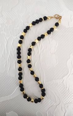 Collana con perle lisce di lava nere e barilotti in ematite  oro 18 k Black Spiritual Jewelry For Party, Spiritual Black Jewelry For Party, Elegant Polished Black Beads, Elegant Black Polished Beads, Elegant Black Rondelle Beaded Necklaces, Elegant Party Necklace With 8mm Beads, Elegant Black Jewelry With 8mm Beads, Elegant Black Beads For Formal Occasions, Elegant 8mm Rondelle Beaded Necklaces