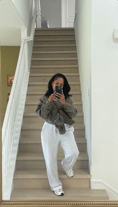 Easy Winter School Outfits, Comfy Game Night Outfit, Chill Vibes Outfits, Feminine Sweatpants Outfit, Sporty Chic Outfits Black Women, Beach In November Outfit, Comfy Outfits For Class College, Comfy New York Outfit, Cream Sweats Outfit