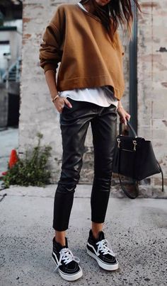 Que Me Pongo Para Este Fin De Semana Largo? | Cut & Paste – Blog de Moda Lederhosen Outfit, Leather Pants Outfit, Black Leather Pants, Trendy Fall Outfits, Leather Trousers, Mode Inspo, 가을 패션, Spring Style, Outfits Casual