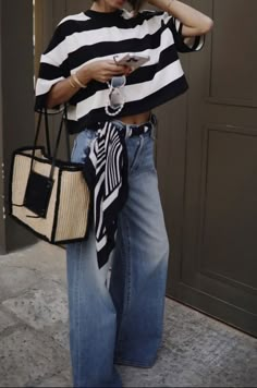 White And Black Blouse Outfit, Family Photos Casual Outfits, Hnm Outfits H&m Casual, Outfits Italy, Cooler Look, Mode Inspo, Classic Outfits, Casual Fall Outfits, Mode Inspiration