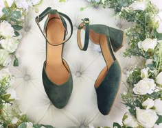 ❣ PRODUCT DESCRIPTION Discover our exquisite sage green wedding shoes, designed for elegance and comfort on your special day!  Lightweight and comfy, they ensure the bride can dance, mingle, and celebrate without fatigue.  Whether it's for your wedding or everyday wear, they pair flawlessly with white, off-white, or pink dresses. Our celadon green velvet pumps are a perfect choice for bridesmaids, adding a touch of sophistication to any ensemble.  The classic pointed-toe design makes them versat Shoes To Wear With Bridesmaid Dress, Bridesmaid Shoes Fall, Sage Green Sandals Outfit, Dark Green Wedding Shoes Bride, Sage Wedding Shoes, Dark Green Wedding Shoes, Non Traditional Wedding Shoes, Sage Green Heels, Light Green Heels