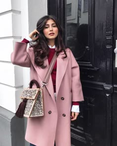 #fashion #style #love #instagood #like #ootd #model #moda #photography #fashionblogger #photooftheday #beautiful #follow #beauty #fashionista #instafashion #art #instagram #cute Ayda Hadi, Winter Mode Outfits, Pink Trench Coat, Chique Outfit, Winter Typ, Street Style Bags