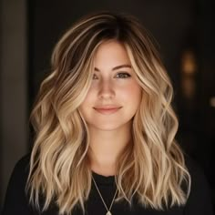 17 Blonde Balayage Hair Color Ideas Fall Blonde Balayage Dark Roots, Warm Bayalage, Gold Blonde Balayage, Blonde Balayage Dark Roots, Fall Blonde Balayage, Balayage Pattern, Balayage Dark Roots, Natural Blonde Hair, Hairstyle Balayage