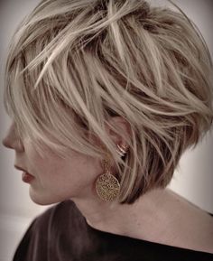 28 HAIRSTYLES FOR WOMEN OVER 70 - valemoods Messy Short Shag Hairstyles, Short Classic Hairstyle Women, Short Shag Hairstyles, Choppy Bob Hairstyles, Chin Length Hair, Messy Short Hair, Edgy Short Hair, Haircuts For Medium Hair, Haircuts For Fine Hair