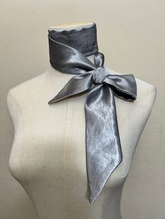 Neck Clothes Style, Fancy Scarf Outfit, Silk Tie Upcycle, Tie Styling Women, Unique Accessories Fashion, Silk Scarf Aesthetic, Hand On Neck, Outfits With Ties, Tie Aesthetic