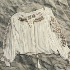 Never Worn Pink Lilly Flowy White Tops For Fall Vacation, Cream Long Sleeve Bohemian Top, White Flowy Cotton Tops, White Tops With Floral Embroidery For Day Out, Bohemian Cream Tops For Brunch, White Long Sleeve Feminine Peasant Top, Chic White Peasant Top For Day Out, White Flowy Top For Fall, White Long Sleeve Peasant Top For Fall