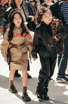 Celebrity Baby Fashion, Boys Celebrity, Kids Street Style, Fashion Evolution, Kids Streetwear, Celebrity Baby, Seoul Fashion Week, Seoul Fashion, Burberry Kids