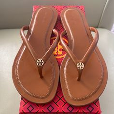 Brand New In Box Tory Burch Chelsea Leather Flip Flop Sandals 100% Authentic Color: Perfect Black/Gold Gold Tory Burch Logo Veg Leather Sizes: Various/Select Comes With Box And Gift Bag Tan Leather Open Toe Flip Flops, Brown Leather Flat Flip Flops, Classic Brown Open Toe Flip Flops, Tory Burch Slippers, Tory Burch Loafers, Leopard Print Ballet Flats, Studded Ballet Flats, Silver Ballet Flats, Tory Burch Flip Flops