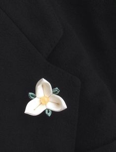 Trillium Flower Lapel Pins Men Women Lapel Pin White Lapel | Etsy Classic White Brooches For Formal Occasion, Classic White Brooch For Formal Occasions, Elegant Cream Brooches For Formal Occasions, Elegant White Lapel Pin With Handmade Flowers, Elegant White Handmade Flower Lapel Pin, Elegant White Lapel Pin Brooch, White Flower Brooches With Flower Decoration, Elegant White Flower Lapel Pin, Elegant White Brooches With Handmade Flowers